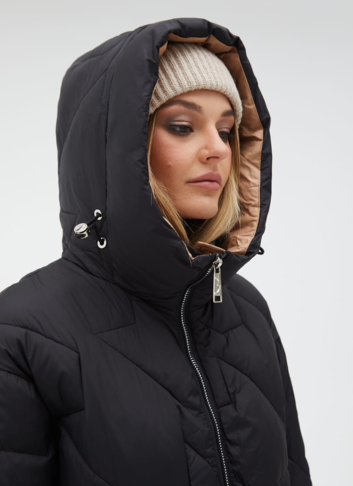 Женский удлиненный пуховик  капюшоном