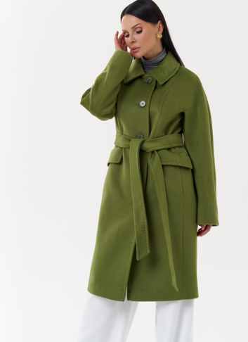 Женское пальто зеленого цвета с поясом