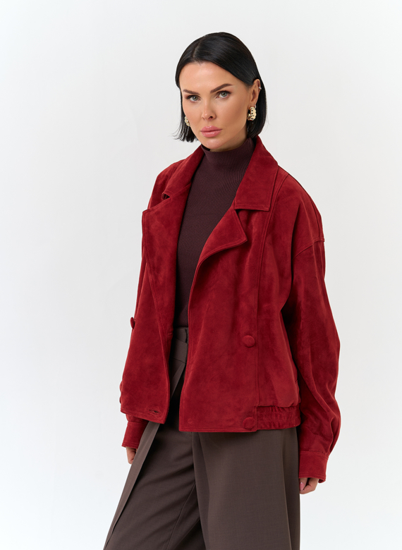 Женская куртка из натуральной замши красного цвета