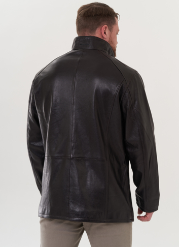 Кожаная куртка коричневого цвета