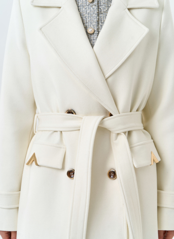 Женское пальто белого цвета