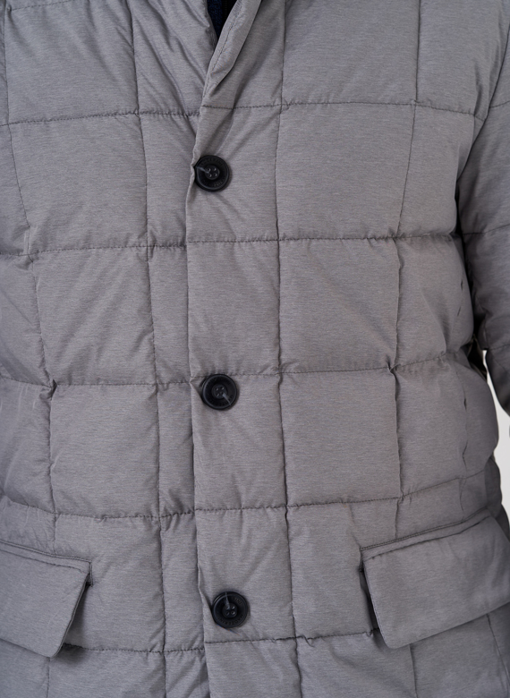 Мужская куртка серого цвета 