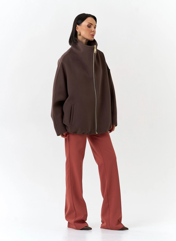 Женское укороченное пальто с высоким воротником
