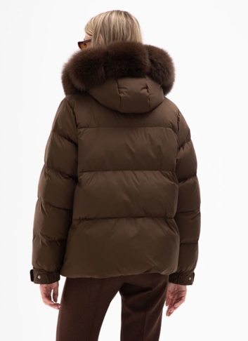 Короткий пуховик с капюшоном из меха песца