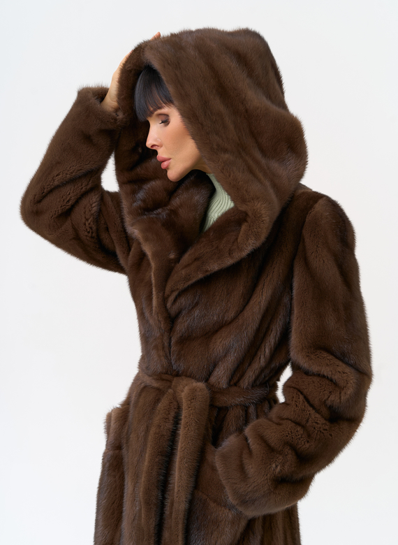 Женская шуба из меха норки с капюшоном 