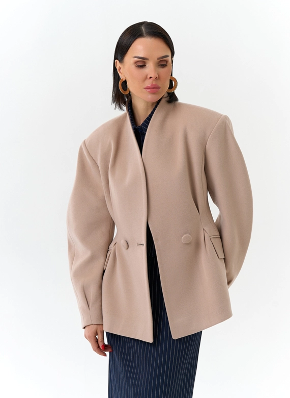 Женское укороченное пальто с акцентными рукавами