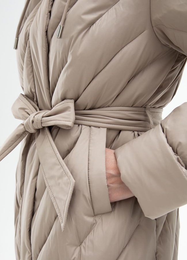 Женский пуховик бежевого цвета с капюшоном модель № 31121 универмаг малина