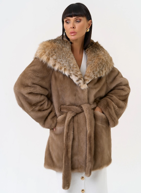 Женская шуба из меха норки с капюшоном из меха рыси фото