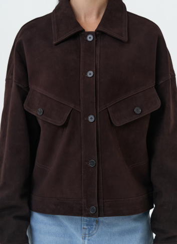 Женская куртка из натуральной замши коричневого цвета