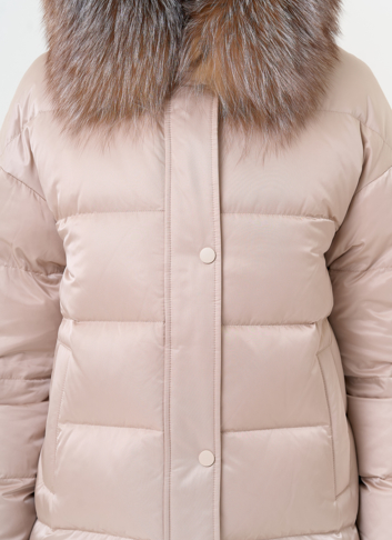 Женский пуховик с отделкой из меха блюфрост