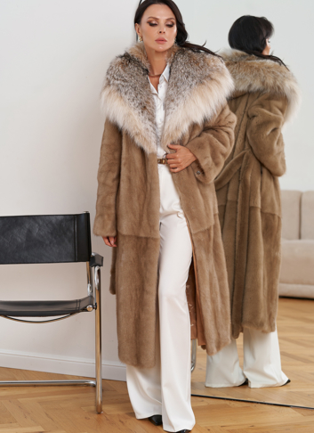 Женская шуба из меха норки с капюшоном из меха рыси