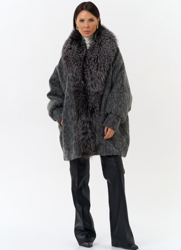 Женский удлиненный пуховик с отделкой из меха чернобурки