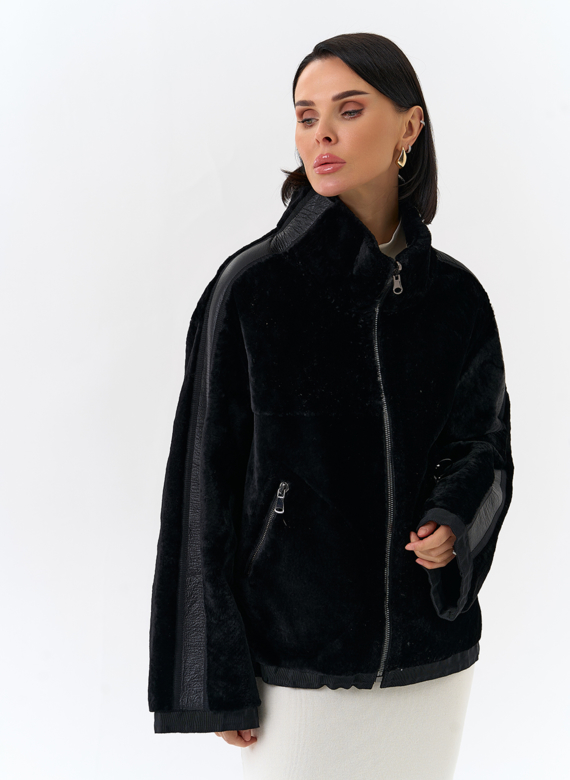 Короткая двухсторонняя дубленка в черном цвете