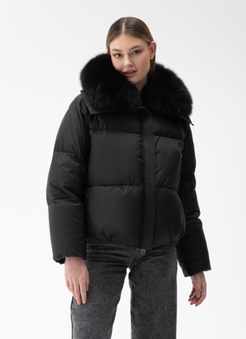 Женский пуховик с отделкой из меха песца