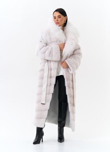 Белая шуба из меха норки с капюшоном из меха енота